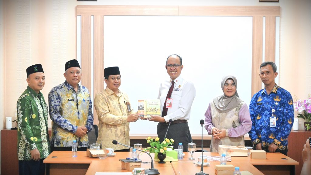 Rombongan UIN Antasari saat menyerahkan kenang-kenagan kepada Dispersip Kota Banjarmasin (Foto:Humas/Jamal Ripani)