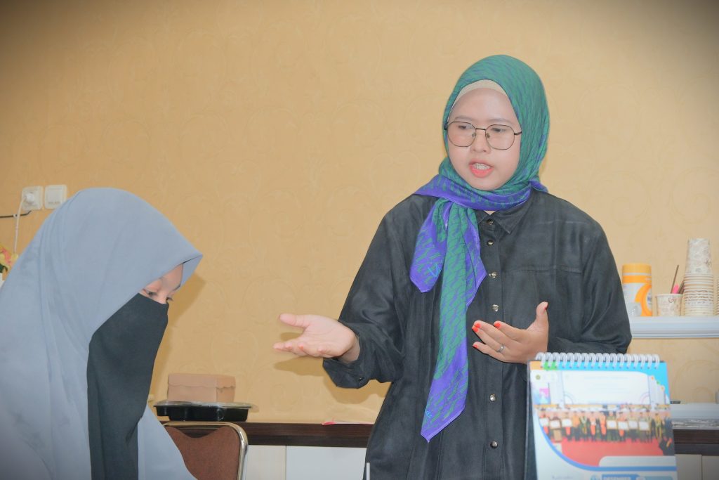 Tri Yuliani, S.Psi., asisten psikolog terakreditasi BNSP saat memfasilitasi para calon mahasiswa teladan (Foto:Humas)