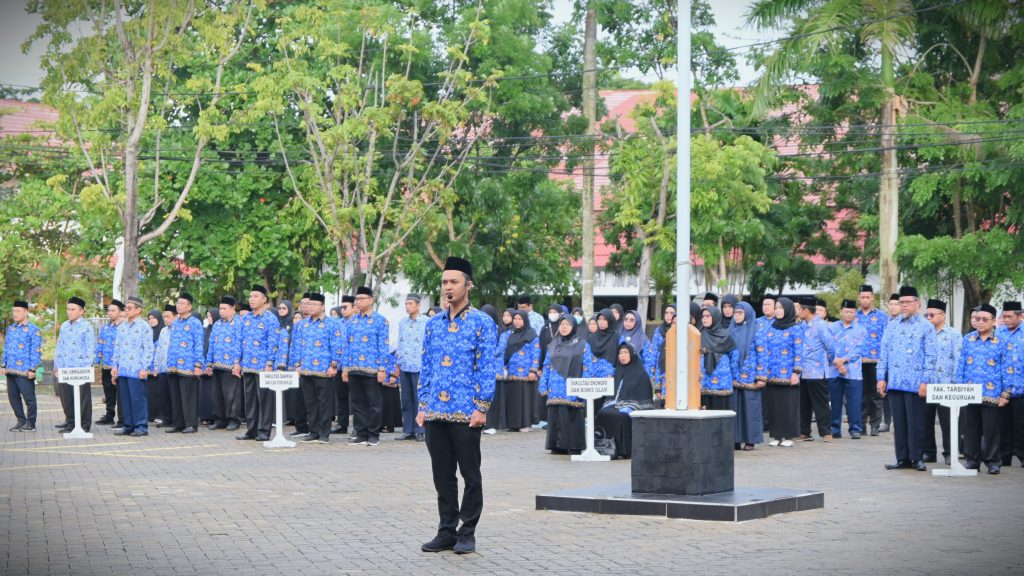 Adli Nurul Ihsan, M.Pd. saat memimpin Apel Kesadaran Nasional Perdana (Foto:Humas)