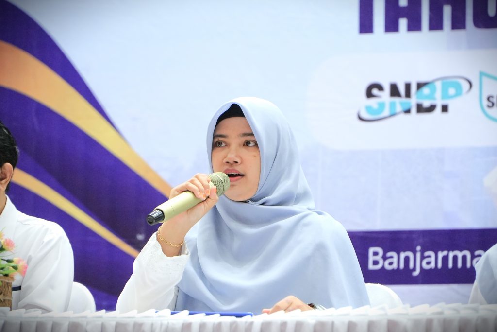 Agustina Ambar Pertiwi, M.Pd. saat menjadi moderator sosialisasi (Foto:Muhammad Hilman)