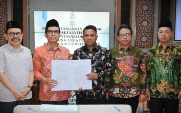 Anas Samun, S.E. (batik hitam) usai penandatanganan kontrak (Foto:Humas/Jamal Ripani)