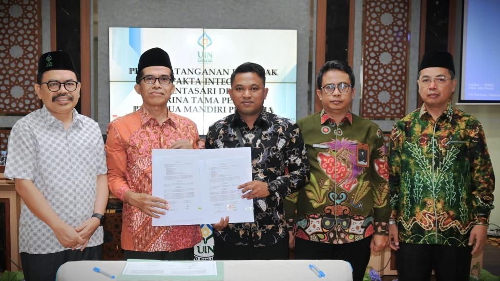 Anas Samun, S.E. (batik hitam) usai penandatanganan kontrak (Foto:Humas/Jamal Ripani)