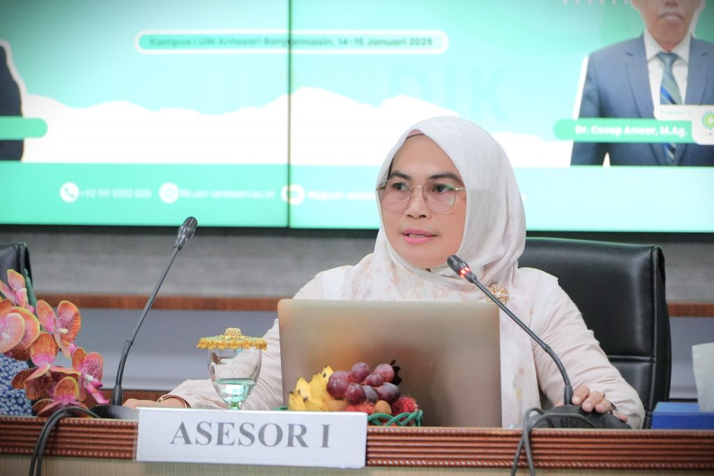 Asesor I Dr. Minsih, M.Pd. saat memberikan rekomendasi (Foto:Humas)