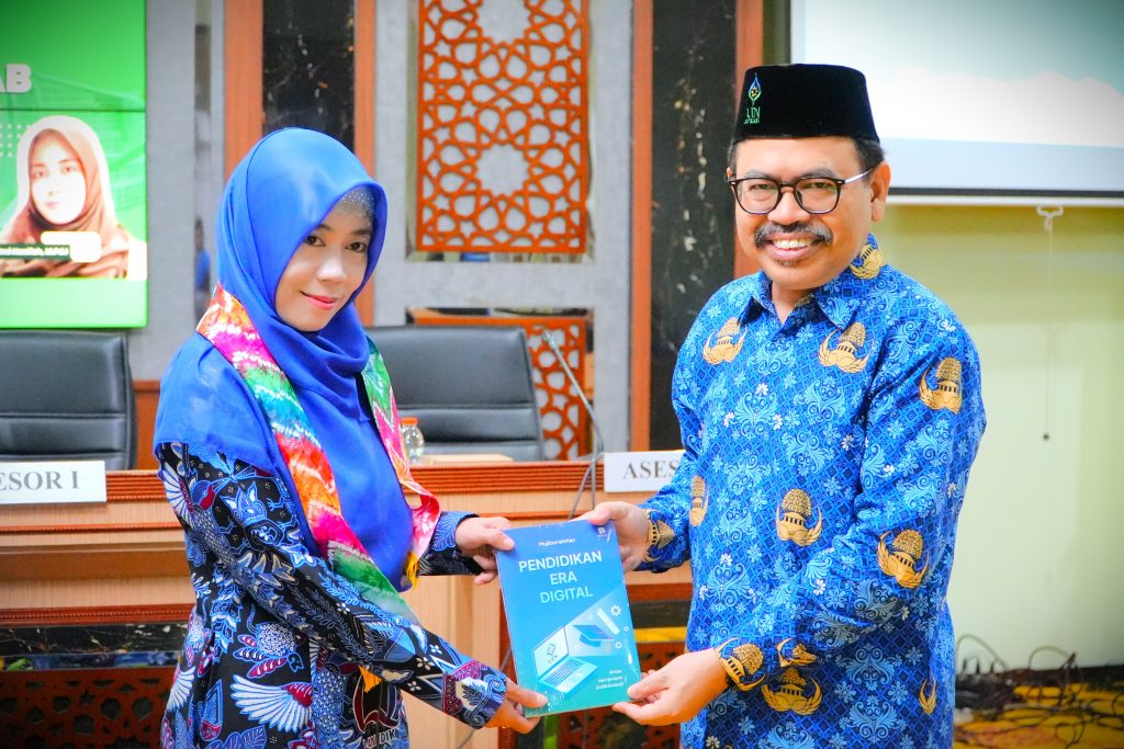 Asesor II Dr. Umi Hanifah, M.Pd.I. saat menerima kenang-kenangan berupa karya Rektor UIN Antasari (Foto:Muhammad Hilman)