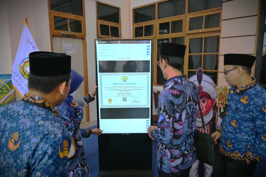 Asesor saat diperlihatkan sertifikat akreditasi Unggul yang diraih UIN Antasari (Foto:Humas Jamal Ripani)