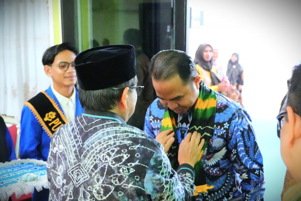 Asesor saat disambut dengan pengalungan sasirangan (Foto:Humas)