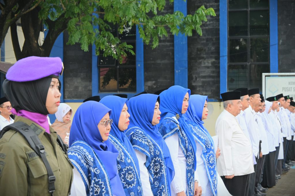 Barisan pengurus Dharma Wanita Persatuan UIN Antasari saat mengikuti Upacara Peringatan HAB ke-79 Kemenag RI (Foto:Humas)