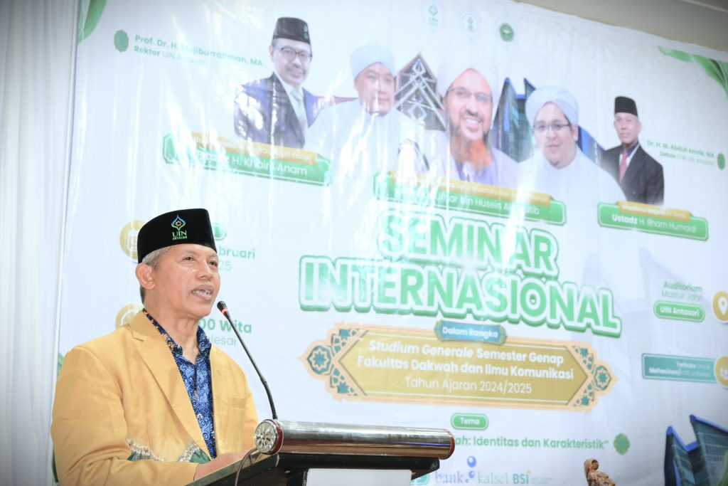 Dekan FDIK UIN Antasari Dr. H M. Abduh Amrie, M.A. saat menyampaikan laporan (Foto:Humas)