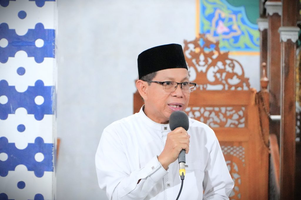 Dekan FTK UIN Antasari Dr. H. Hamdan, M.Pd. saat mewakili Rektor membuka Program Ma'had Kampus 1 Tahap II 2024-2025 (Foto:Humas)