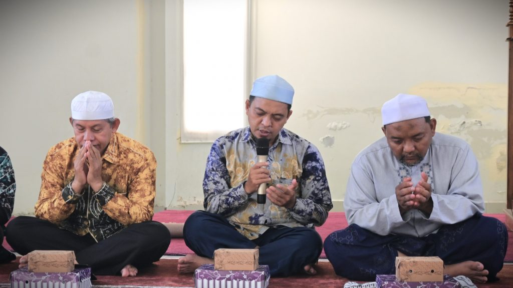 Dekan Fakultas Ushuluddin dan Humaniora UIN Antasari Dr. Dzikri Nirwana, M.Ag. saat memimpin pembacaan doa (Foto:Humas/Jamal Ripani)