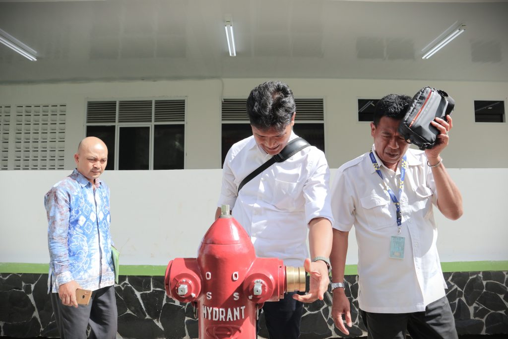 Direkturt Teknis BPPW Kalsel Harli Ashar Sirait, S.T. saat melihat kelengkapan hidran (Foto:Humas)