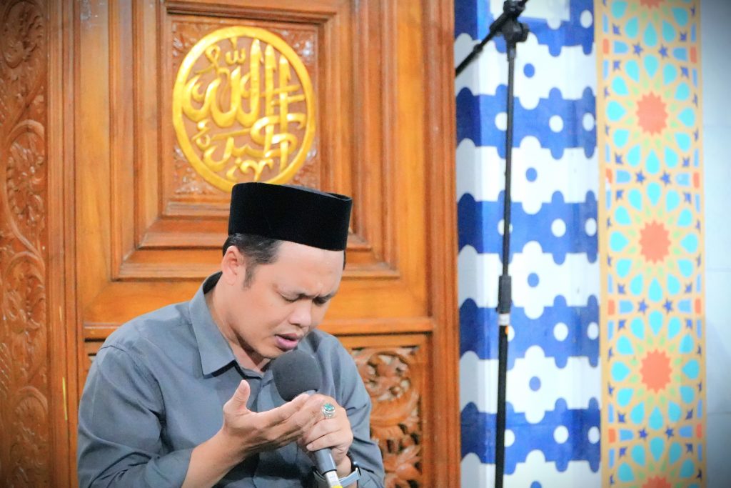 Dr. Ali Muammar Zainal Abidin, M.A. saat memimpin doa (Foto:Humas)