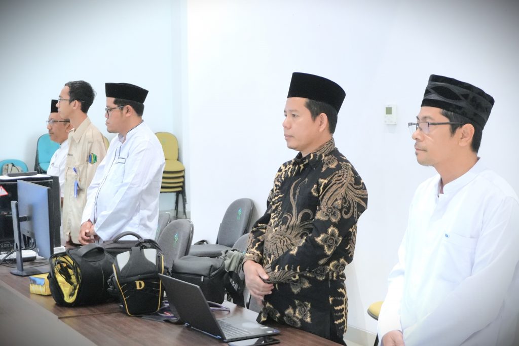 Dr. Rahman Helmi, M.S.I. (baju) batik saat mengikuti peluncuran Akun Orang Tua Wali Siakad (Foto:Humas/Baiti Rahmi)