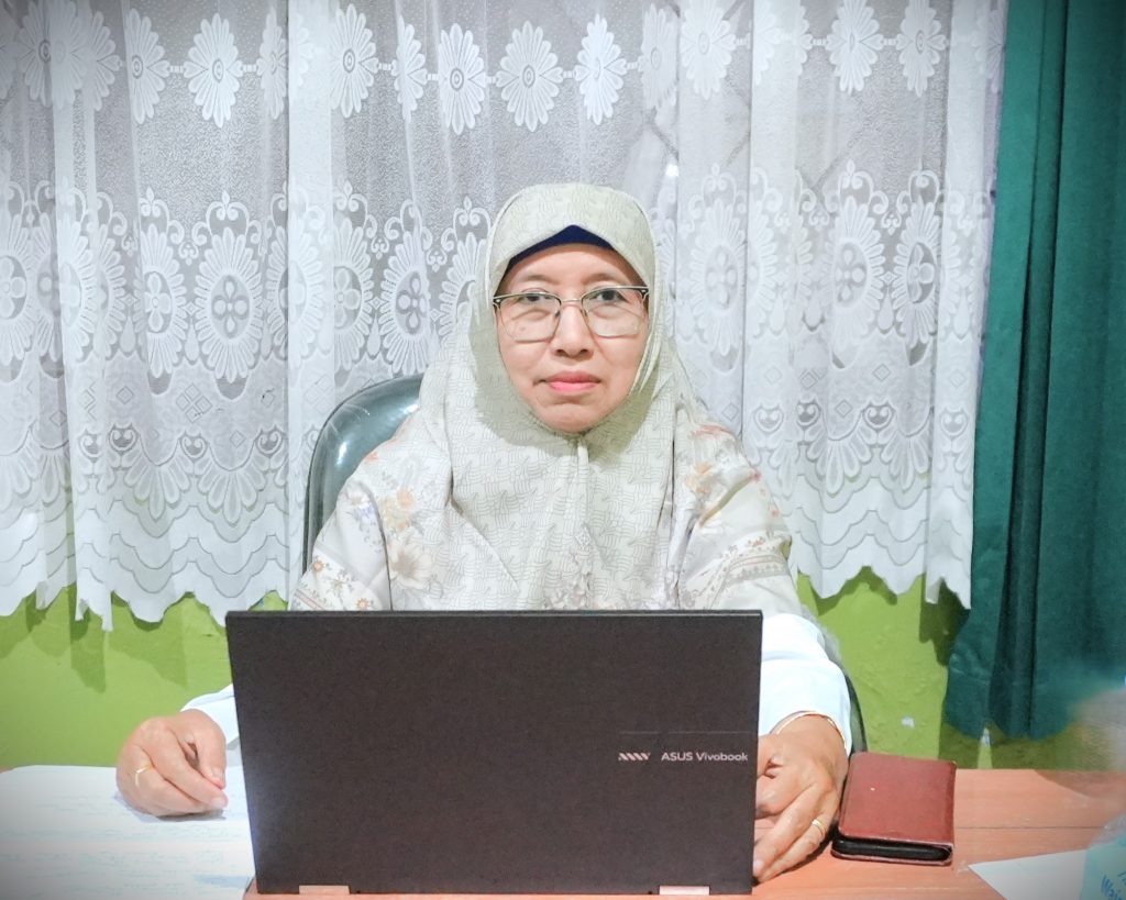 Dra. Hj. Rusdiana Husaini, M.Ag., Kaprodi S-1 IPII FTK UIN Antasari usai diwawancara (Foto:Muhammad Hilman)