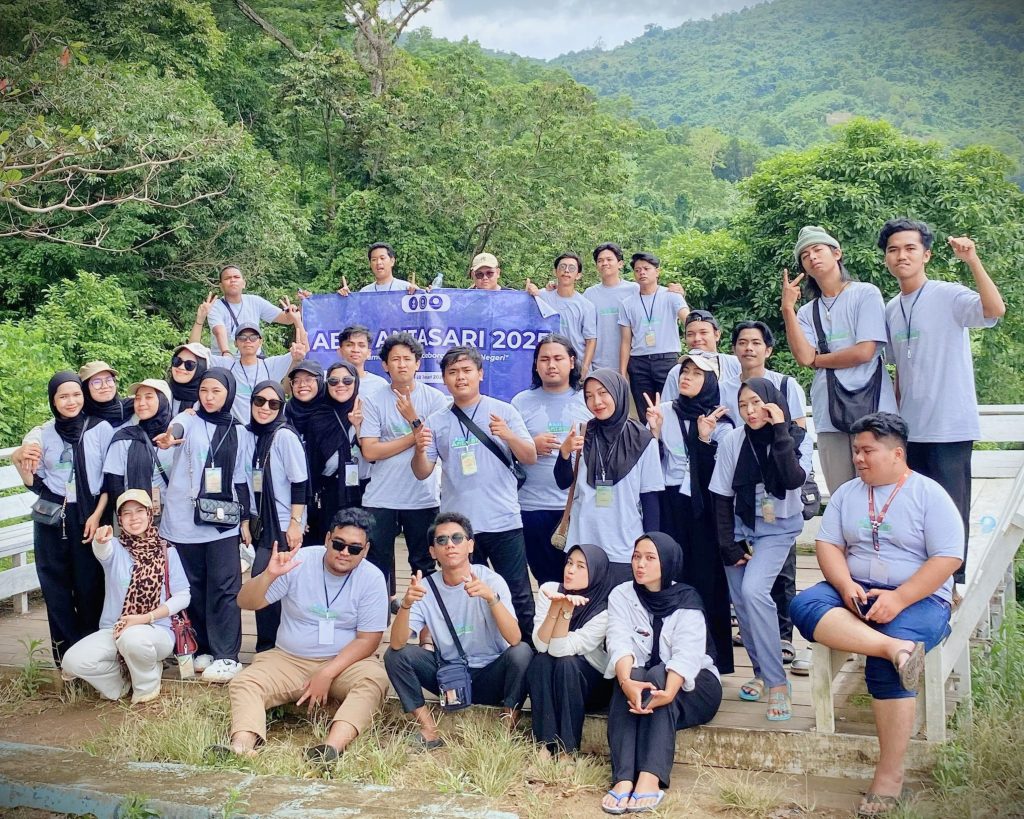 Foto bersama Dema UIN Antasari di lokasi pengabdian.