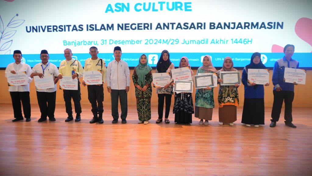 Foto bersama para penerima bantuan UPZ dan DWP UIN Antasari 2024 (Foto:Humas/Jamal Ripani)