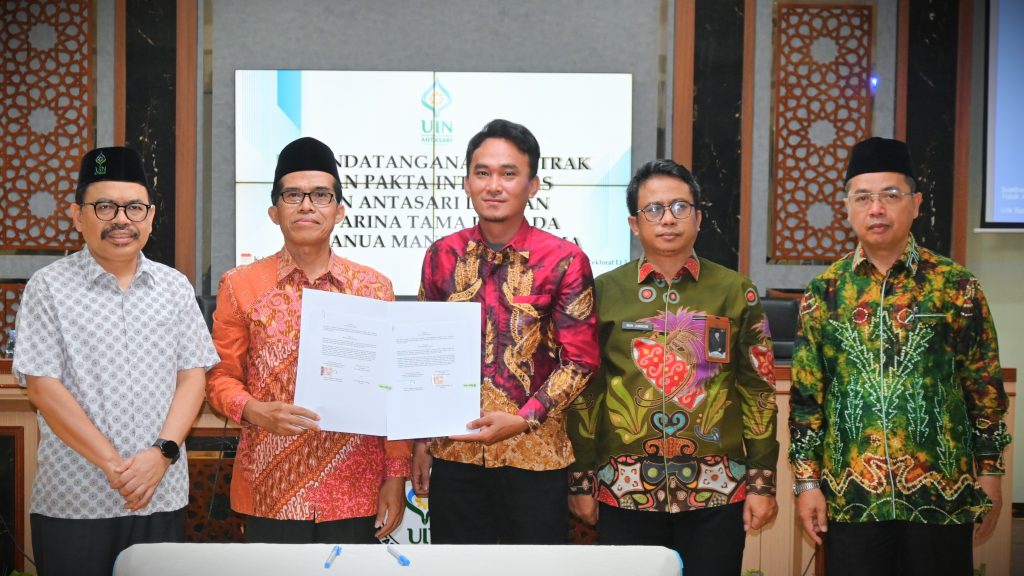 Foto bersama usai penandatanganan kontrak jasa pengamanan (Foto:Humas/Jamal Ripani)