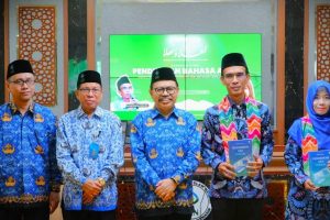 Foto bersama usai penyerahan kenang-kenangan (Foto:Muhammad Hilman)