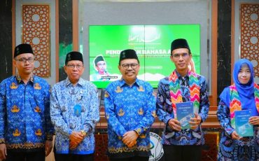 Foto bersama usai penyerahan kenang-kenangan (Foto:Muhammad Hilman)