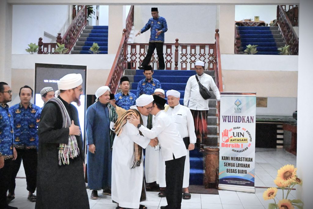 Guru H. Ilham Humaidi saat berpamitan dengan Rektor UIN Antasari (Foto:Humas)