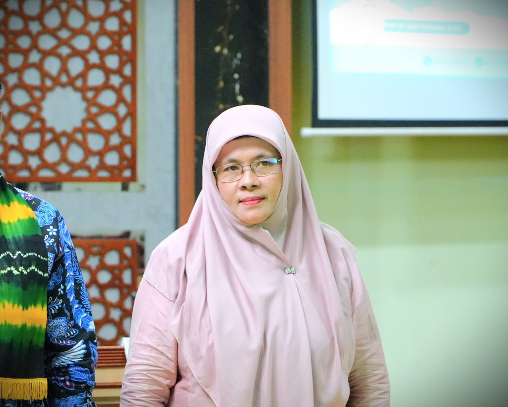 Kaprodi S-1 BKPI FTK UIN Antasari Dra. Raihanatul Jannah, M.Pd. saat berfoto bersama di pembukaan asesmen lapangan (Foto:Humas)