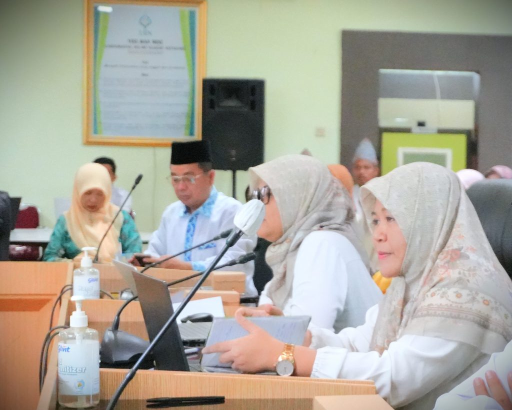 Kaprodi S-1 PGMI UIN Antasari Dr. Noor Alfu Laila, M.Pd. saat mengikuti pembukaan (Foto (Foto:Muhammad Hilman)