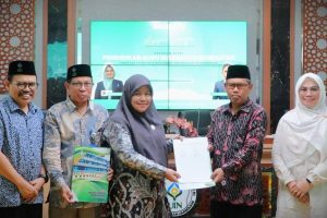 Kaprodi S-1 PGMI UIN Antasari Dr. Noor Alfulaila, M.Pd. saat menyerahkan berita acara hasil visitasi kepada asesor (Foto:Humas)