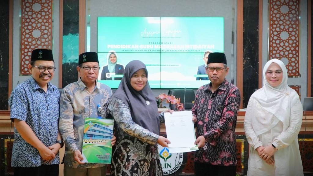 Kaprodi S-1 PGMI UIN Antasari Dr. Noor Alfulaila, M.Pd. saat menyerahkan berita acara hasil visitasi kepada asesor (Foto:Humas)