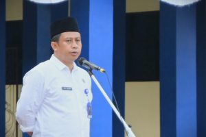 Karo AUPKK UIN Antasari Dr. H. Moh. Junaidin, M.A., saat menjadi pembina apel mingguan, 6 Januari 2025 (Foto:Humas/Jamal Ripani)