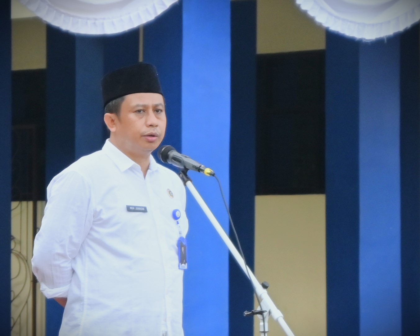 Karo AUPKK UIN Antasari Dr. H. Moh. Junaidin, M.A., saat menjadi pembina apel mingguan, 6 Januari 2025 (Foto:Humas/Jamal Ripani)