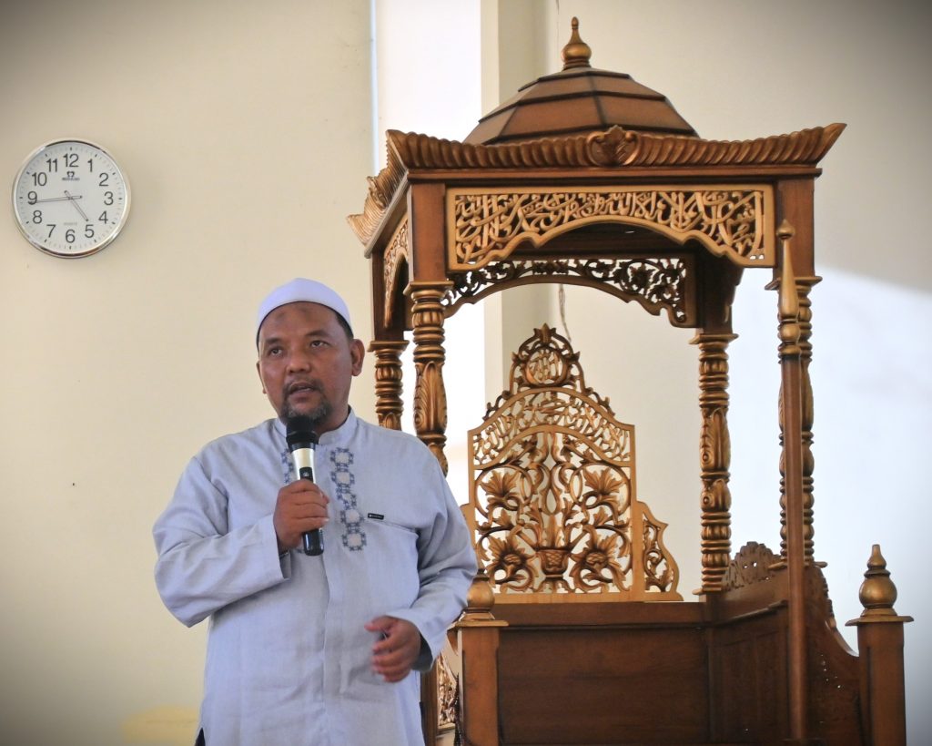 Kepala UPT Mahad Al-Jamiah UIN Antasari Dr. Hairul Hudaya, M.Ag. saat menyampaikan laporan (Foto:Humas/Jamal Ripani)