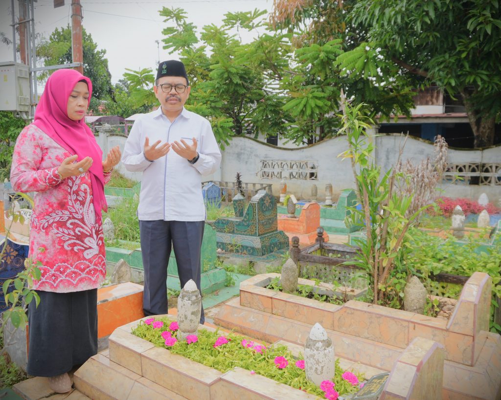 Ketua DWP UIN Antasari Hj. Mariani, S.Ag., S.Pd.I. bersama Rektor Prof. Dr. H. Mujiburrahman, M.A. saat ziarah ke makam Rektor Prof. Dr. H. Alfani Daud, M.A. (Foto:Humas/Jamal Ripani)