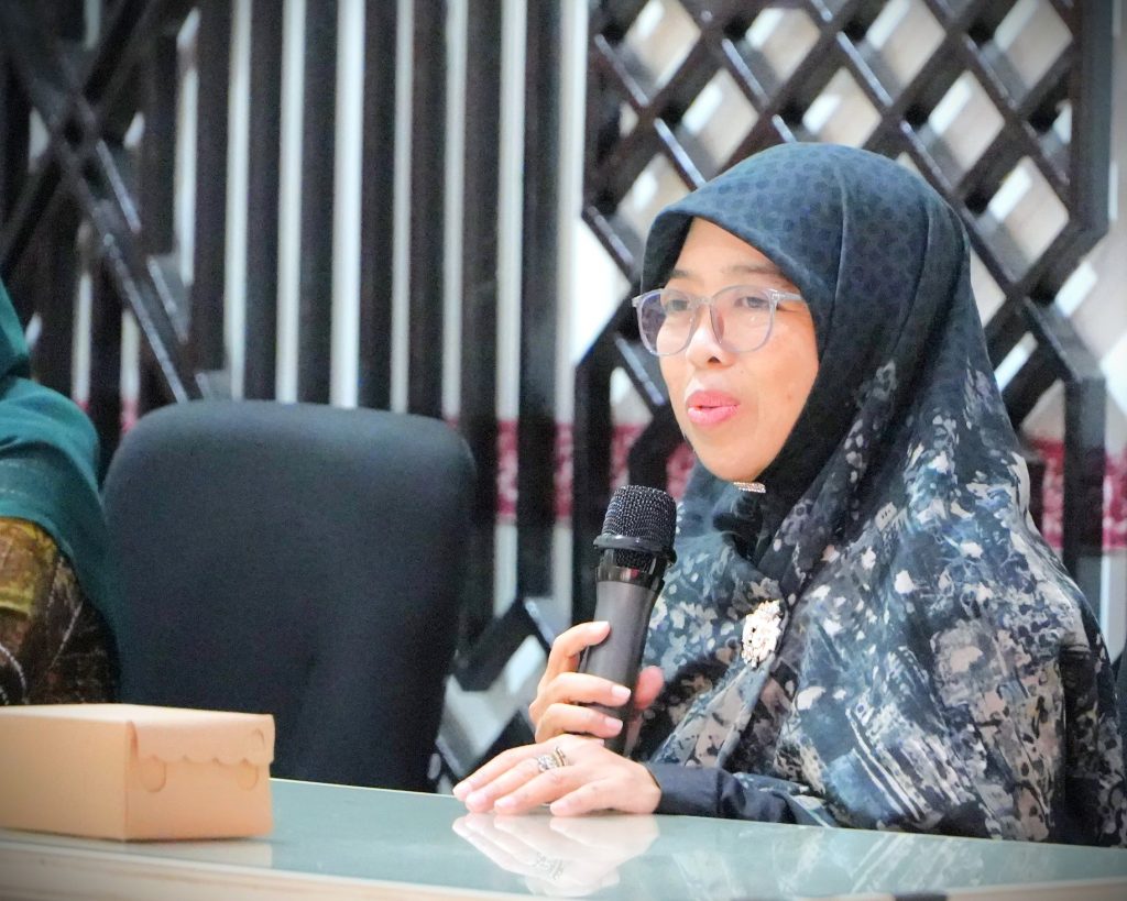 Koordinator P3MB Dr. Siti Aisyah, M.Ag. saat mengajak para siswa untuk mendaftar masuk UIN Antasari (Foto:Muhammad Hilman)