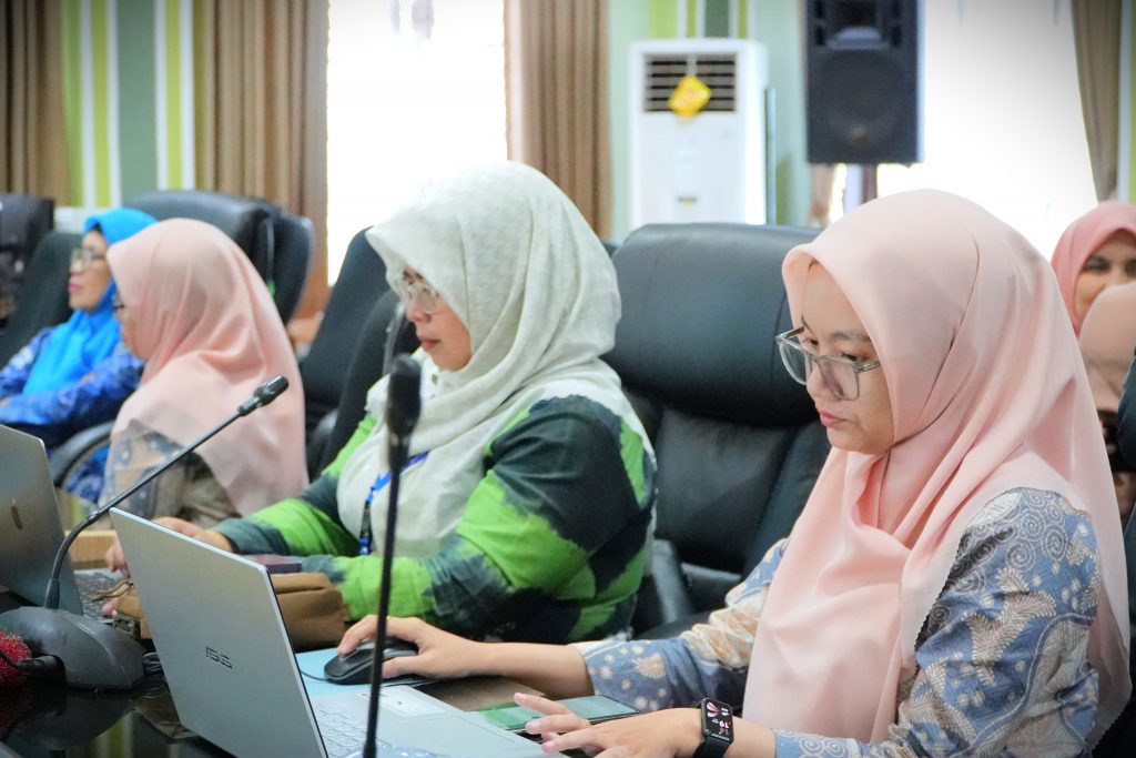 Koordinator Pusat Manajemen Akreditasi dan Sertifikasi Irma Rahmawati, M.Pd. saat serius mengikuti Asesmen Lapangan Prodi S-1 PGMI (Foto:Humas)