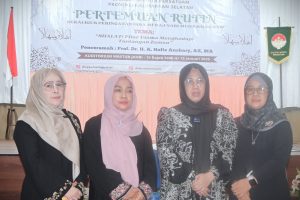 Ny. Hj. Mariani Mujiburrahman (kerudung pink) saat mendampingi proses sesi wawancara (Foto:Humas/Jamal Ripani)