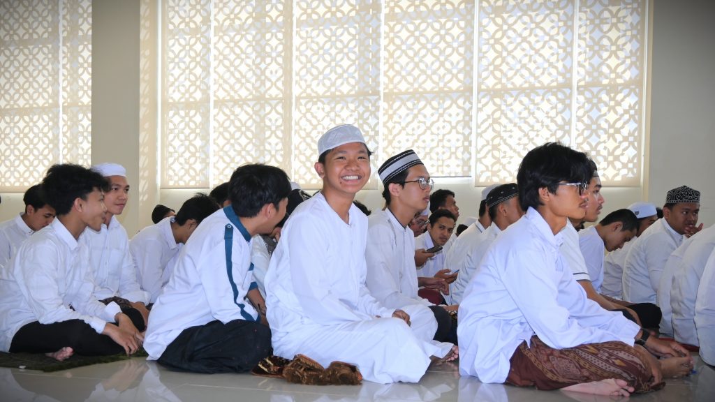 Para mahasantri saat mengikuti pembukaan pemondokan di kampus 2 (Foto:Humas/Jamal Ripani)