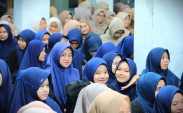 Para mahasantriwati saat ceria mengikuti acara pembukaan (Foto:Humas) - Copy