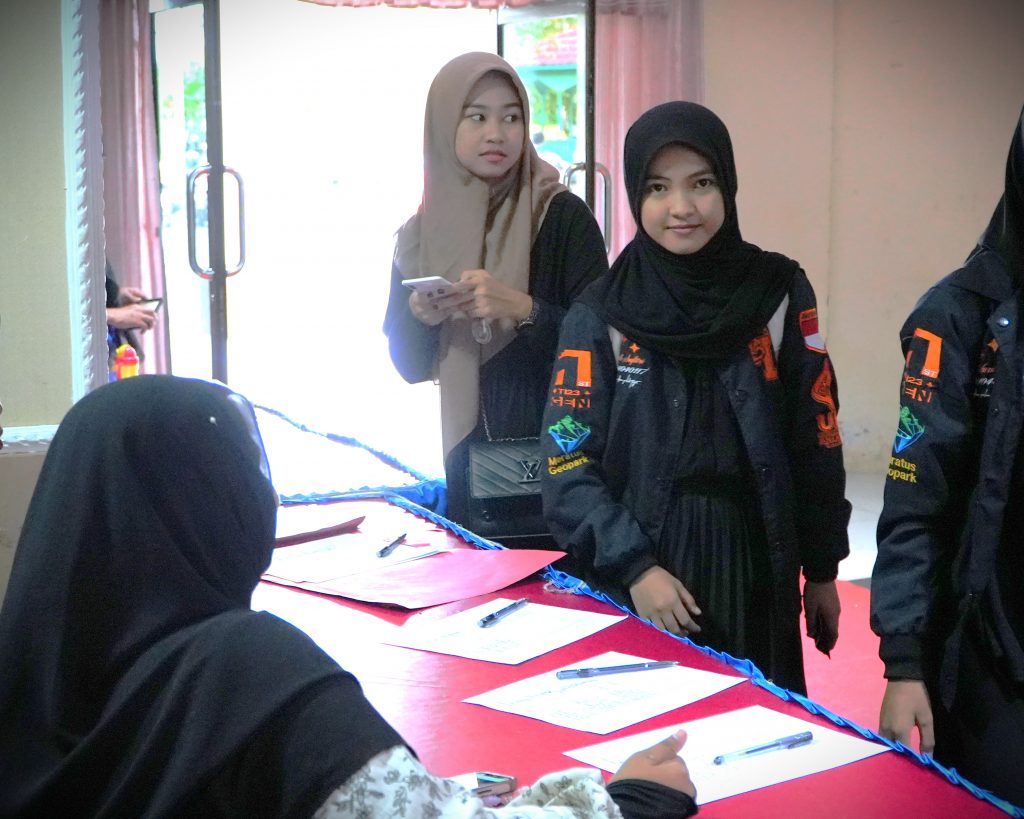 Para mahasiswi berdatangan untuk mengikuti seminar internasional (Foto:Muhammad Hilman)