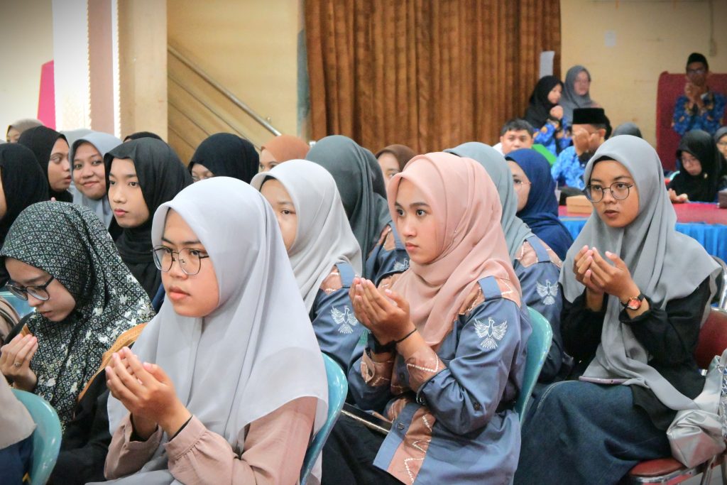 Para mahasiswi saat khusyuk berdoa (Foto:Humas)