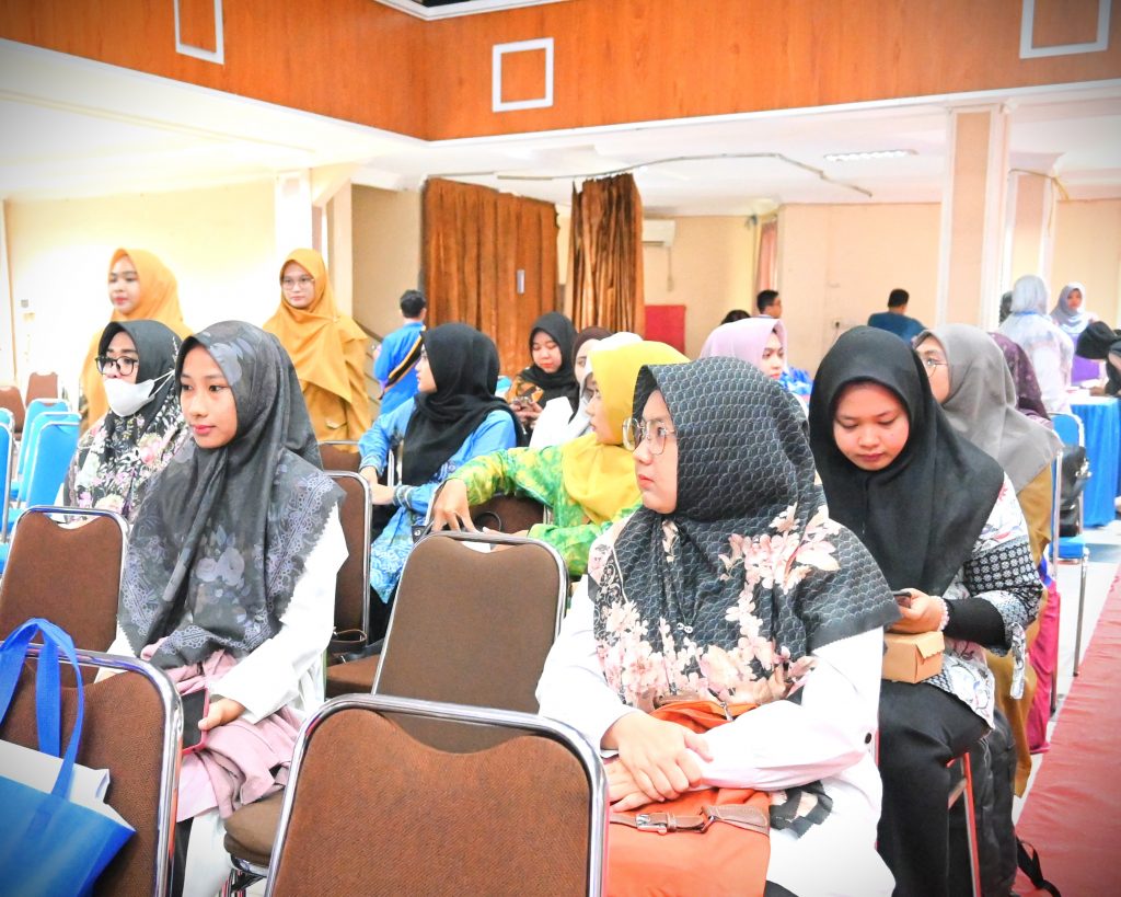 Para operator sekolah saat berdatangan memenuhi Auditorium Mastur Jahri (Foto:Humas/Jamal Ripani)