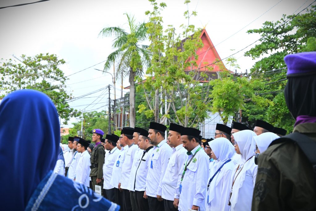 Para pegawai UIN Antasari beraris rapi ikuti Upacara Peringatan HAB ke-79 Kemenag RI (Foto:Humas)