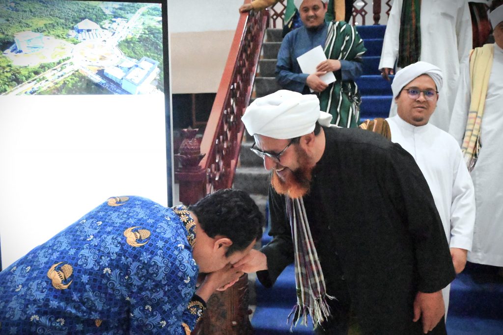 Para pegawai UIN Antasari saat berkesempatan bersilaturahmi dengan Syekh Umar bin Husein Al Khatib (Foto:Humas)