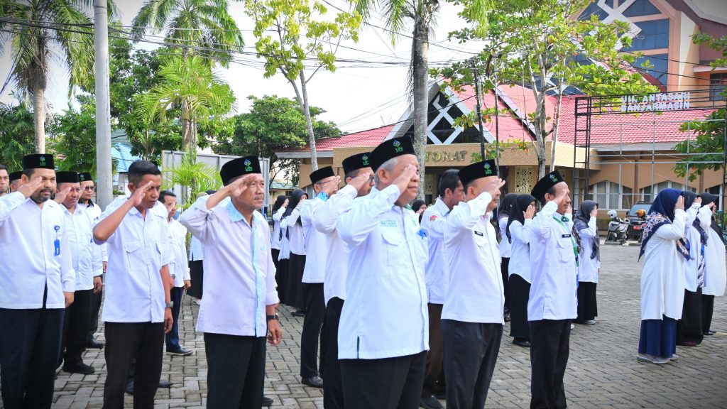 Para pegawai UIN Antasari saat mengikuti apel mingguan, (Foto:Humas/Jamal Ripani)