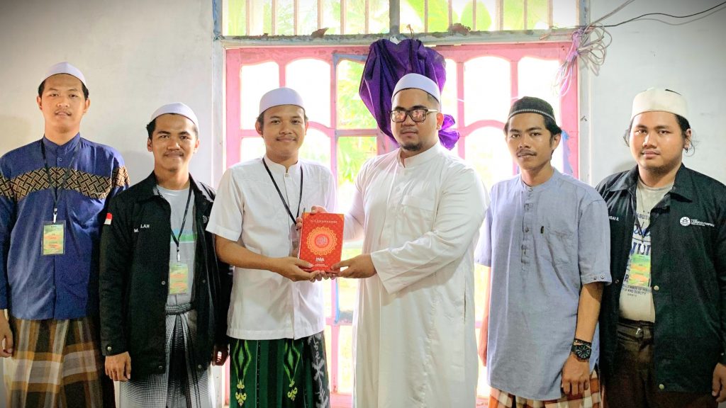 Para pengurus Dema UIN Antasari saat menyalurkan bantuan Al-Qur'an.