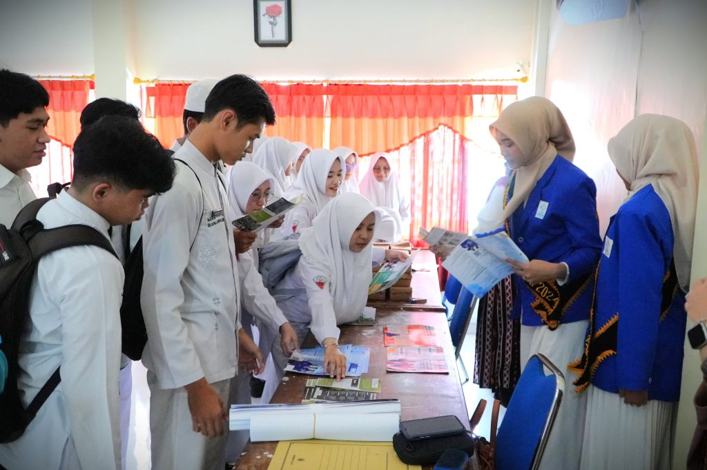 Para siswa MAN 1 Banjarmasin antusias melihat brosur-brosur masuk UIN Antasari (Foto:Muhammad Hilman)