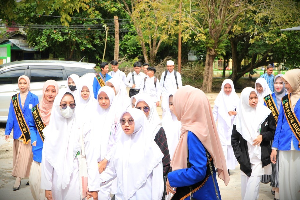 Para siswa MAN 1 Banjarmasin saat berkeliling Kampus 1 UIN Antasari (Foto:Muhammad Hilman)