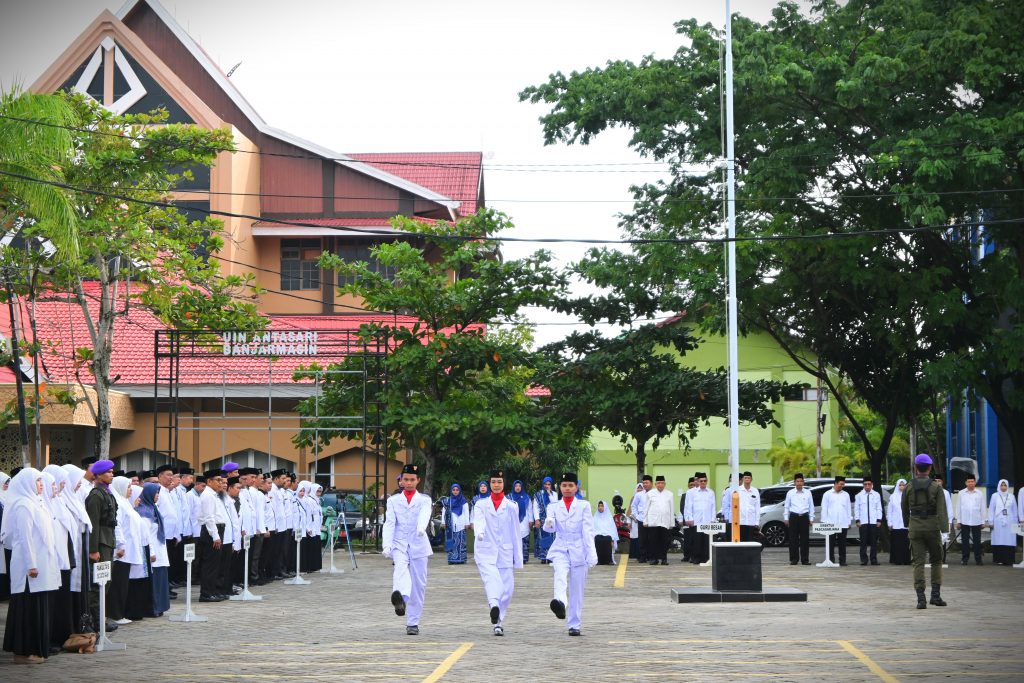 Pasukan pengibar bendera usai menuntaskan tugas (Foto:Humas)