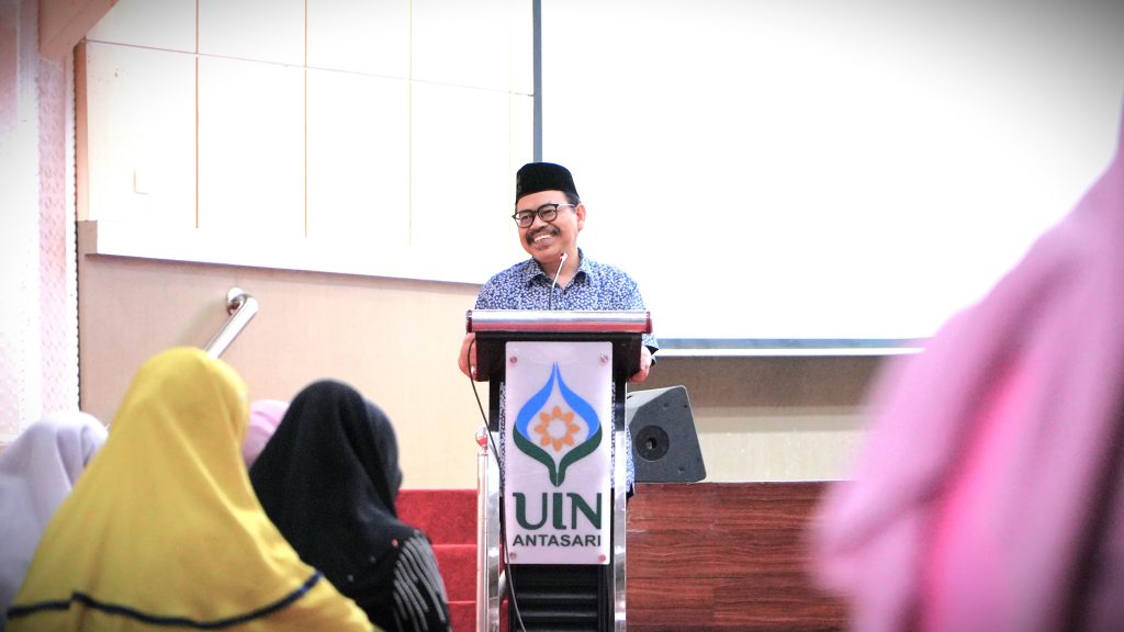 Penasihat DWP UIN Antasari Prof. Dr. H. Mujiburrahman, M.A. saat memberikan sambutan (Foto:Muhammad Hilman)