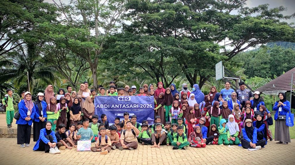 Pengurus Dema UIN Antasari saat berfoto bersama guru dan peserta didik sekolah dasar.