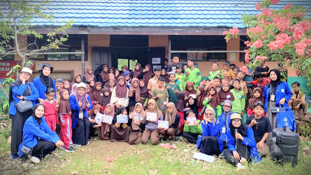 Pengurus Dema UIN Antasari saat berfoto bersama usai pengabdian di sekolah dasar.